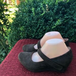 Tsubo 8025 Women’s Dark Brown Mary Jane Wedge Pump in  Sandals Size 8